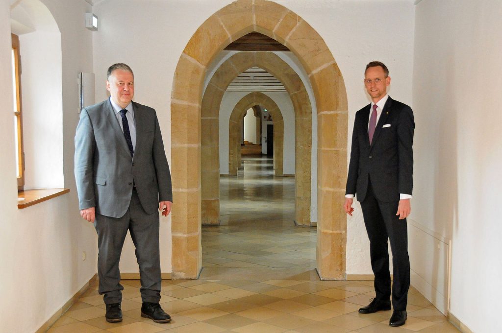 Zur Vertragsunterzeichnung kam der neue Sparkassenvorstand Thomas Pickel (re.) ins Landratsamt Amberg-Sulzbach. Dort hieß Landrat Richard Reisinger den künftigen Vorstand herzlich willkommen Foto: Christine Hollederer