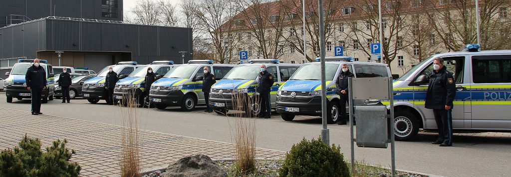 Polizeipräsident Norbert Zink übergibt neue Dienstfahrzeuge Foto: Polizeipräsidium Oberpfalz/ms