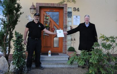 Landrat Richard Reisinger händigt Urkunde an Bezirksschornsteinfeger Josef Schmidt aus