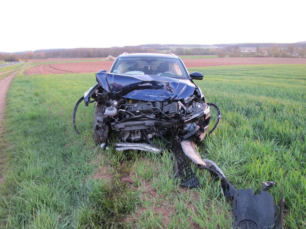 Bei dem Unfall wurden beide Fahrzeuge stark beschädigt und waren nicht mehr fahrbereit Foto: Polizei Su-Ro