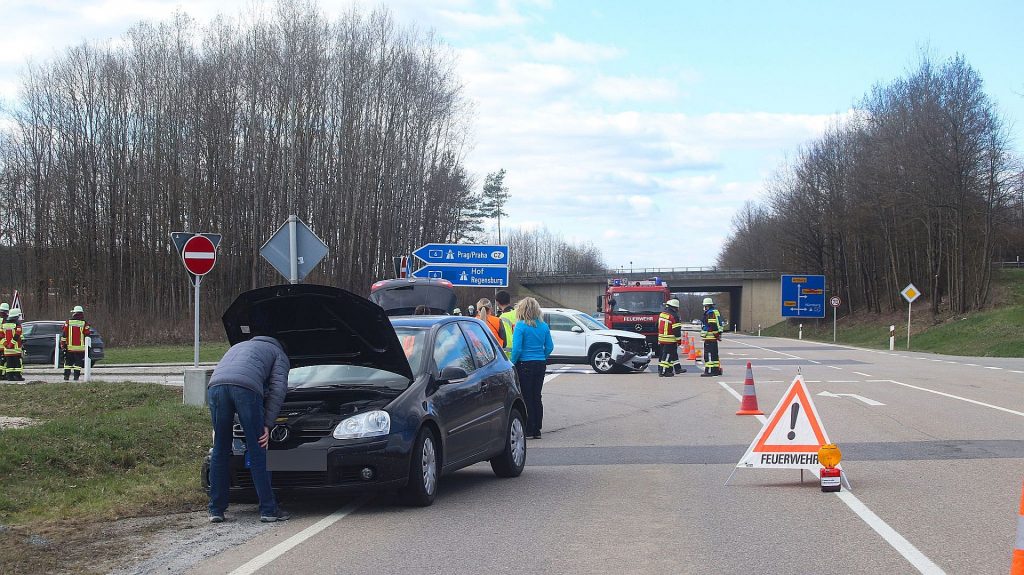 Die Autobahnabfahrt sowie der rechte Fahrstreifen der St2165 waren während der UInfallaufnahme gesperrt Foto: © Pressedienst Wagner