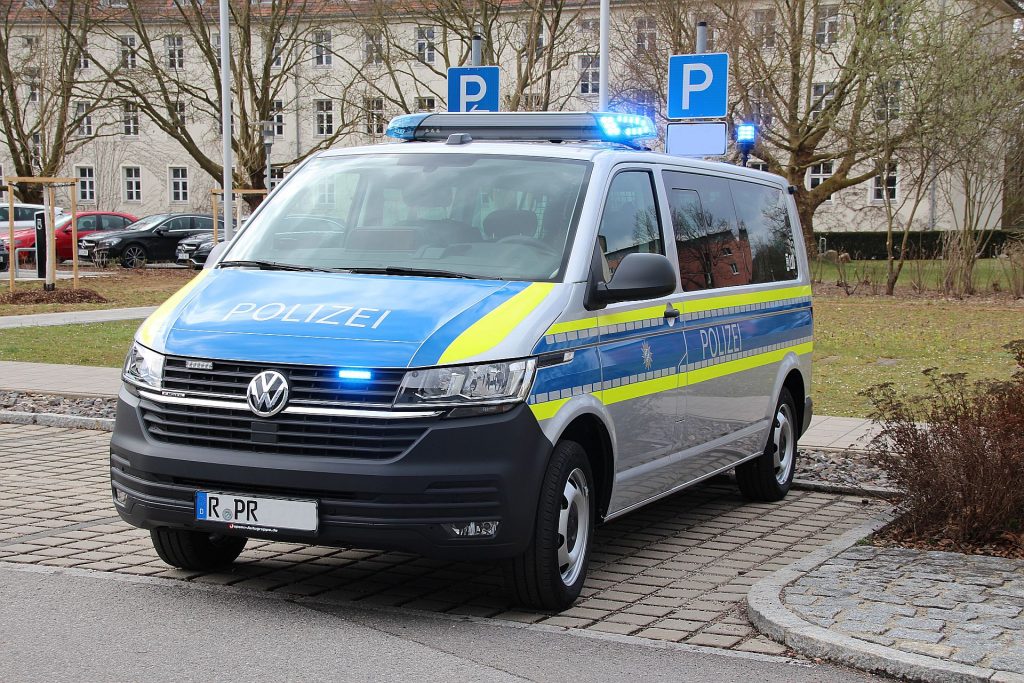 Polizeipräsident Norbert Zink übergibt neue Dienstfahrzeuge Foto: Polizeipräsidium Oberpfalz/ms