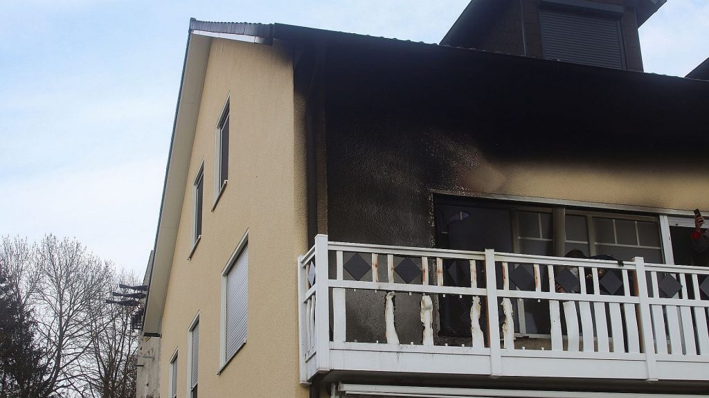 Drei Aktive der Feuerwehren Haselmühl und Kümmersbruck in Zivil begannen mit den Löscharbeiten, noch bevor die Einsatzkräfte vor Ort waren Foto: © Pressedienst Wagner