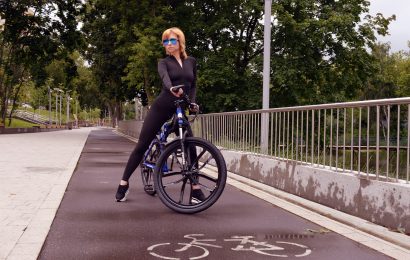 Stadtbewohnerin fährt mit Fahrrad durch die Stadt und beleidigt zwei Schüler