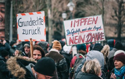 Sich fortbewegende Versammlung von Maßnahmenkritikern in Regensburg