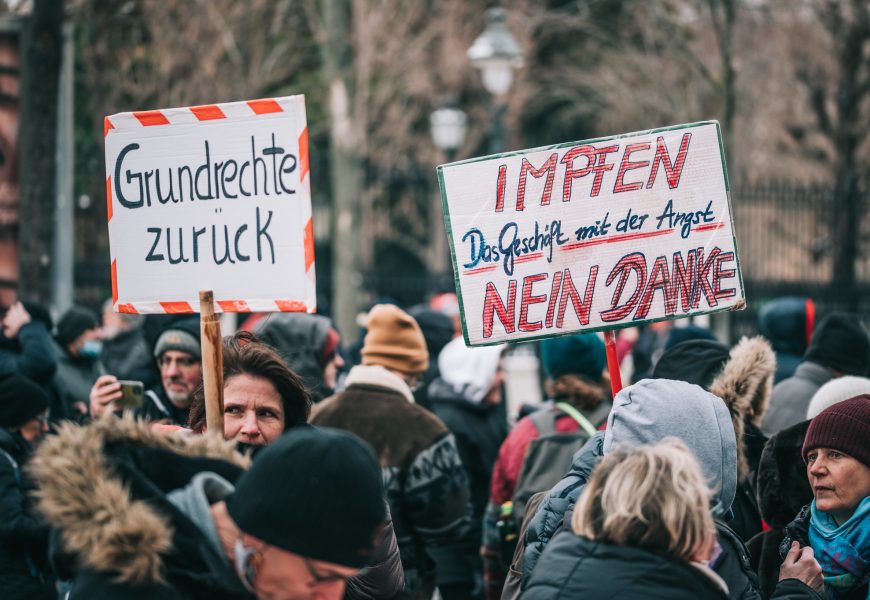 Sich fortbewegende Versammlung von Maßnahmenkritikern in Regensburg