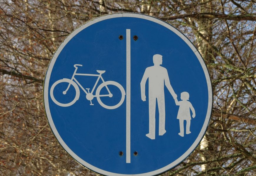 Wem gehört das Verkehrsschild?