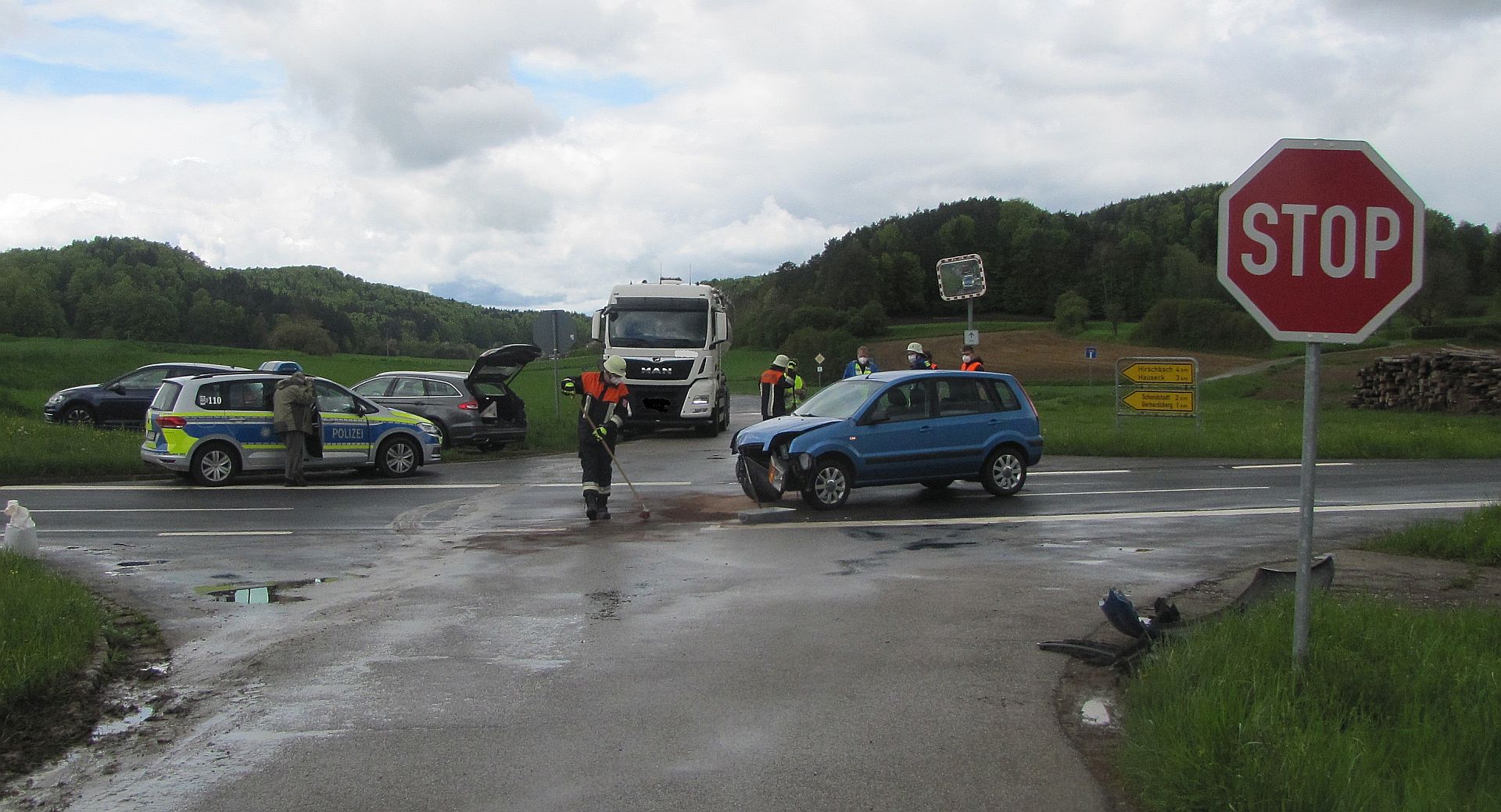 LKW-Fahrer übersieht Stoppschild und verursacht Verkehrsunfall bei Etzelwang