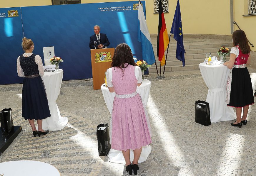 Bayerns Innen- und Sportminister Herrmann übergibt nachträglich Bayerischen Sportpreis