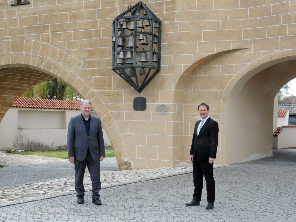 Mit dem Glockenspiel im Hintergrund freuen sich Landrat Richard Reisinger und Regierungsvizepräsident Florian Luderschmid (re.) auf einen weiterhin harmonischen Gleichklang zwischen dem Landkreis Amberg-Sulzbach und der Regierung der Oberpfalz. Foto: Christine Hollederer