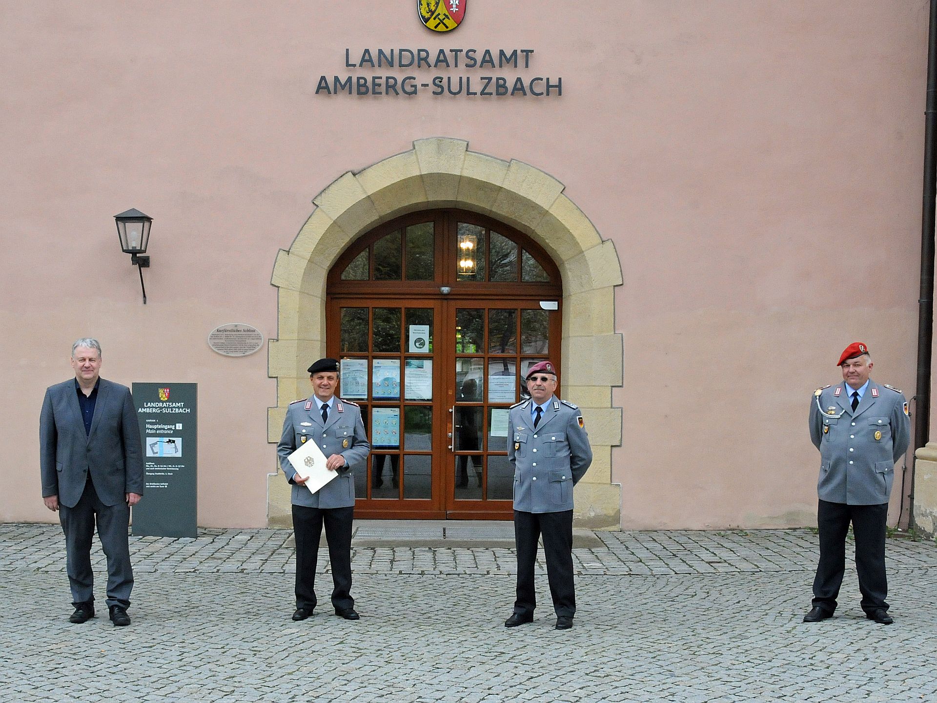 Beim offiziellen Ernennungsakt im Landratsamt: Von links Landrat  Richard Reisinger, Oberstleutnant Ludwig Nerb, Oberstleutnant Helmut Breun (stellv. Kommandeur Regionalstab Bayern) und Stabsfeldwebel Johann Rothut (Feldwebel für Reservistenangelegenheiten Amberg/Amberg-Sulzbach/Schwandorf). Foto: Christine Hollederer