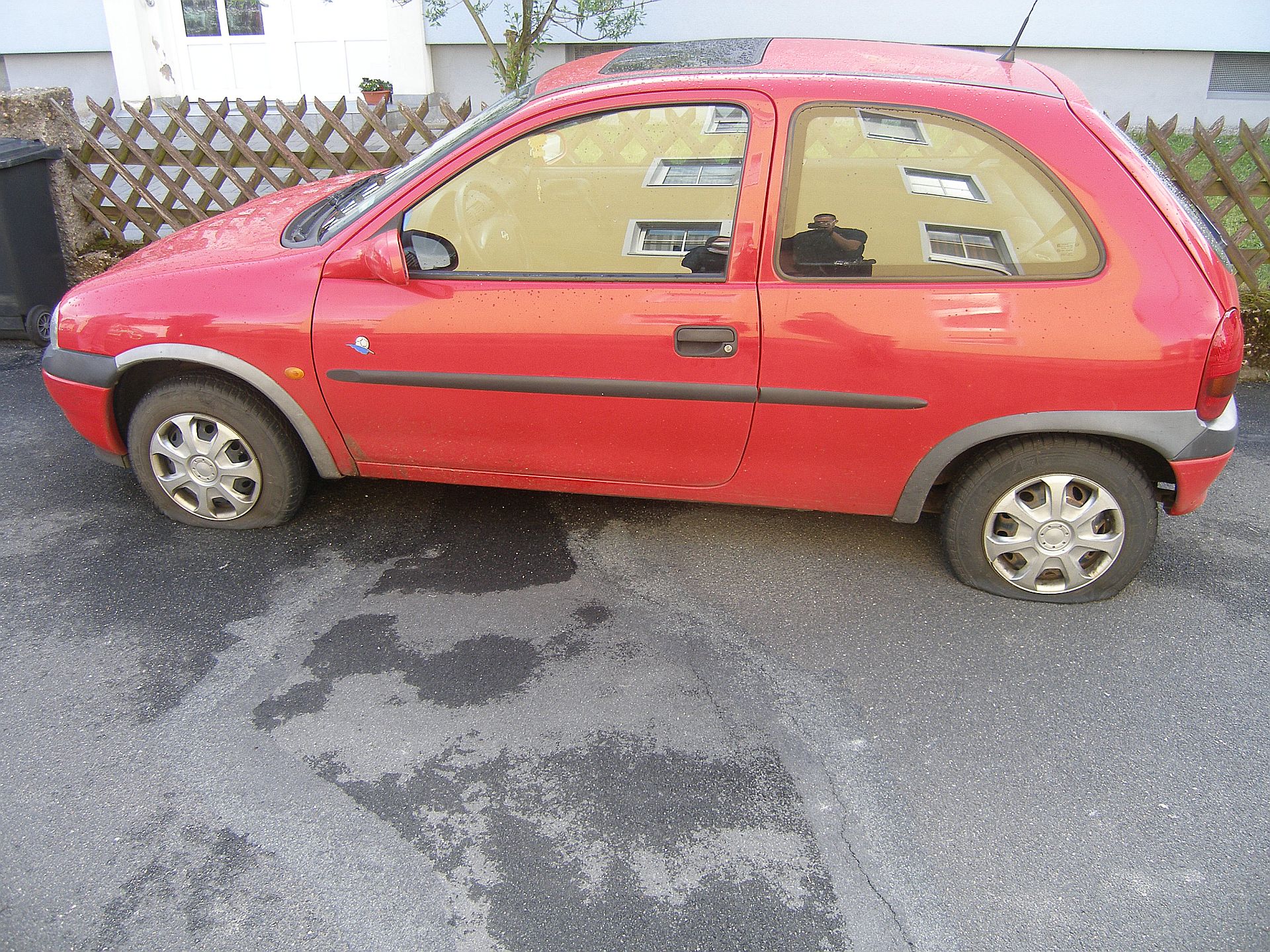 Beide Reifen auf der Fahrerseite wurden vermutlich mit einem Schraubenzieher zerstochen Foto: Polizei NEW