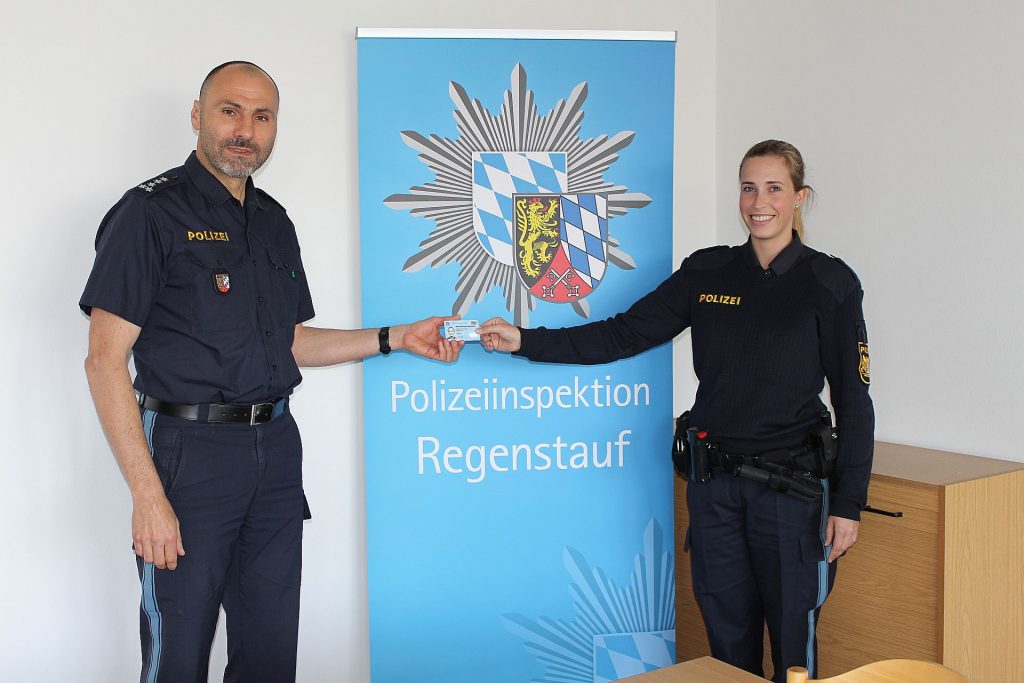 EPHK Ludwig Hastreiter überreicht seiner Mitarbeiterin, POMin Sandra Fichtner ihren neuen Dienstausweis Foto: Bindl