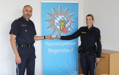 Beamtinnen und Beamte der PI Regenstauf mit neuen Polizeidienstausweisen