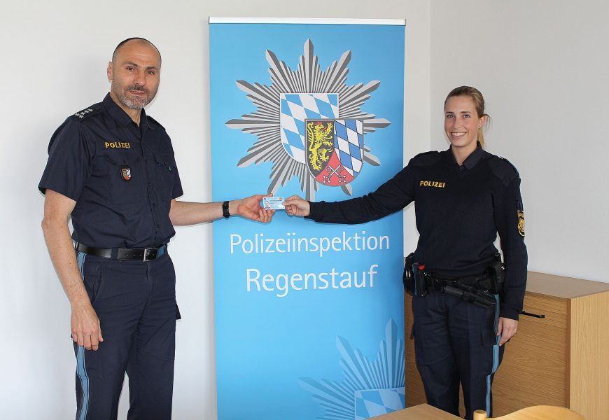 Beamtinnen und Beamte der PI Regenstauf mit neuen Polizeidienstausweisen