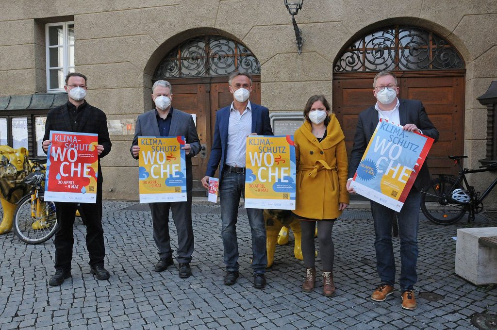 Sie alle unterstützen einen nachhaltigen Lebensstil im Amberg-Sulzbacher Land: Florian Junkes (Vorsitzender ZEN), Landrat Richard Reisinger, Klimaschutzkoordinator Joachim Scheid (Lkr. Amberg-Sulzbach), Klimaschutzmanagerin Corinna Loewert (Stadt Amberg) und Oberbürgermeister Michael Cerny (v.li.) Foto: Christine Hollederer 