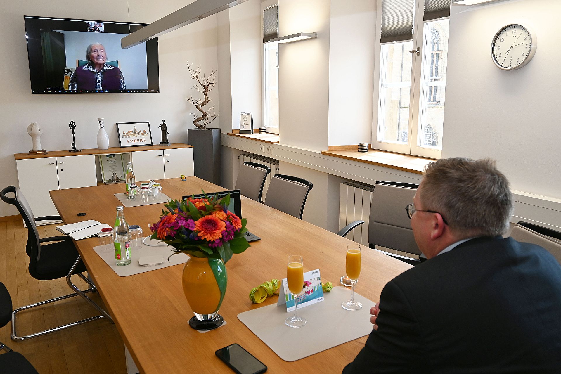 OB Cerny gratulierte per Videokonferenz von seinem Büro aus Foto: Susanne Schwab, Stadt Amberg