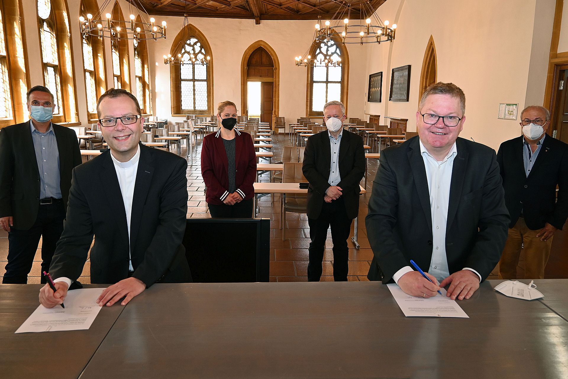 Bei der Vertragsunterschrift zur Illumination der Kirchenfenster von St. Martin (v.l.n.r.): Der Leiter des Bürgermeisteramtes Wolfgang Meier, Stadtpfarrer Thomas Helm, die Leiterin des Amtes für Tourismusförderung Heike Kober, Kultur- und Tourismusreferent Dr. Fabian Kern, Oberbürgermeister Michael Cerny und Kirchenpfleger Josef Beer Foto: Susanne Schwab, Stadt Amberg