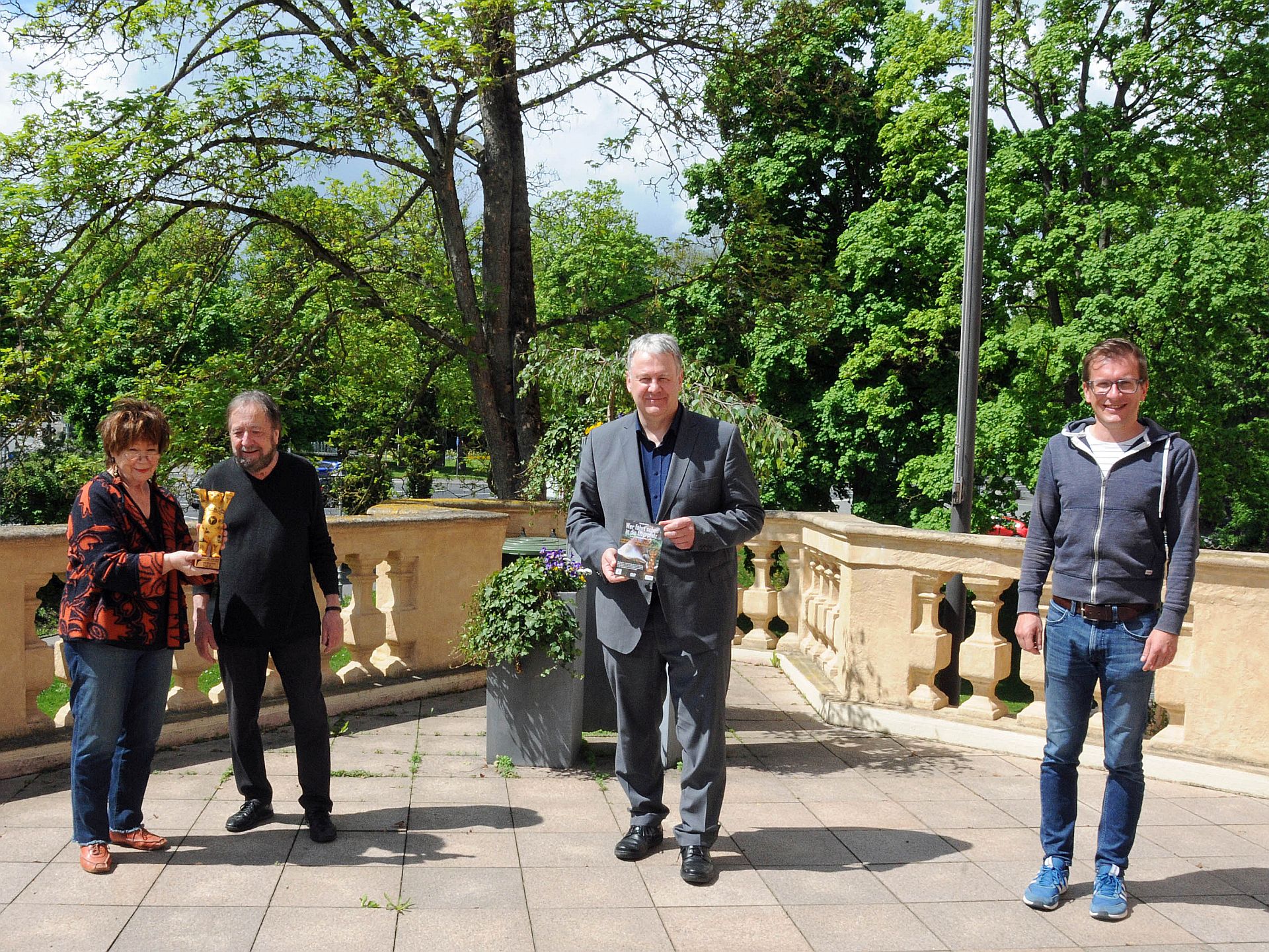 Mit ihrem Preis, ein goldener Bär, besuchten Heidemarie und Wolfang Sander den Amberg-Sulzbacher Landrat Richard Reisinger und überreichten ihm sowie Tourismusreferent Hubert Zaremba die erste DVD des Films Foto: Christine Hollederer