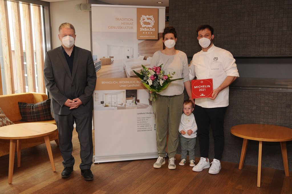 Landrat Richard Reisinger (links) gratulierte zum Michelin Stern im „Cheval Blanc“. Katharina und Christian Fleischmann mit Juniorchef Karl freuten sich sehr Foto: Christine Hollederer