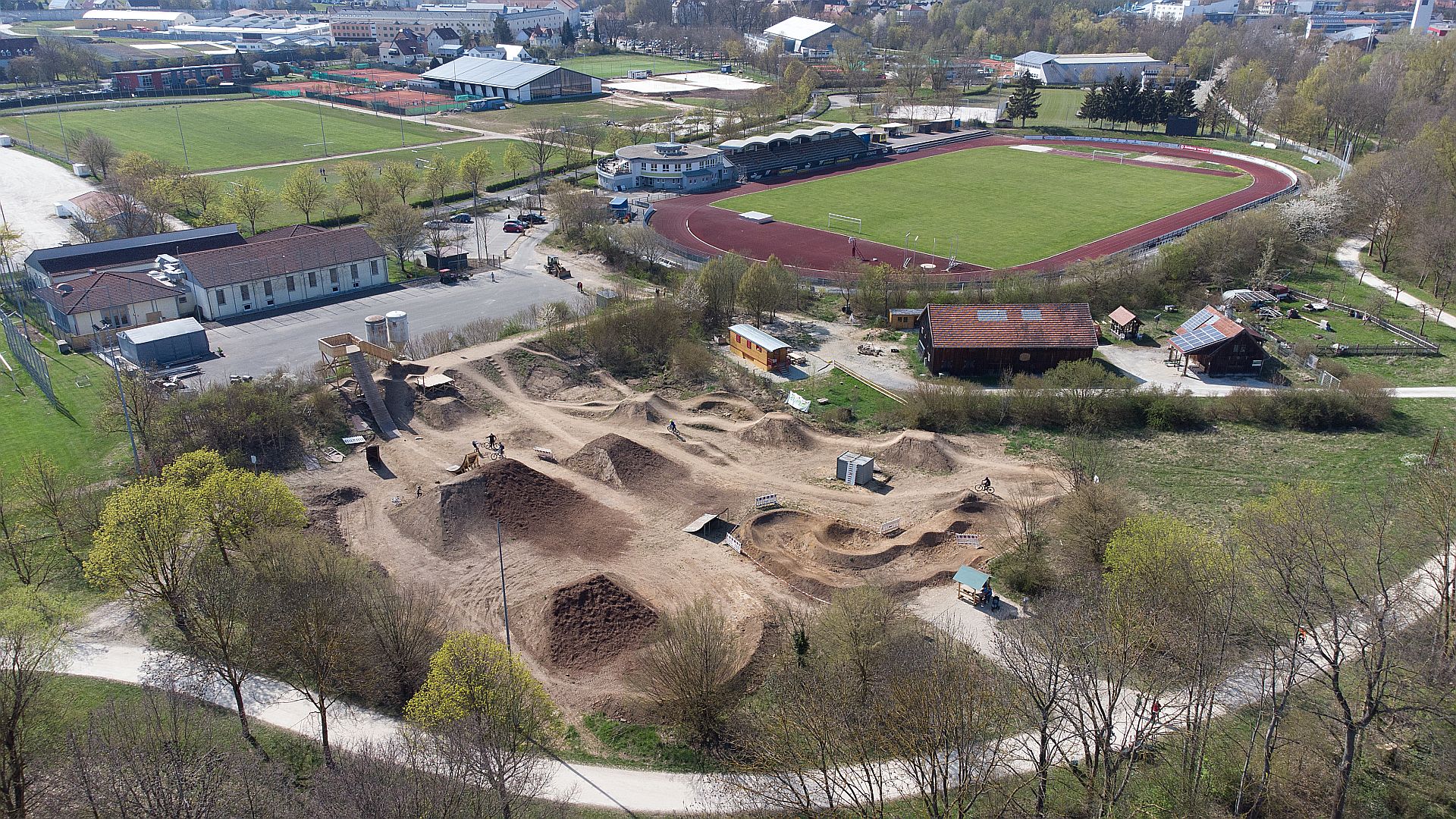 Bild Sportpark: Der reaktivierte Dirtpark mit seiner imposanten Startrampe. Foto © Stadt Amberg, Simon Wiesner