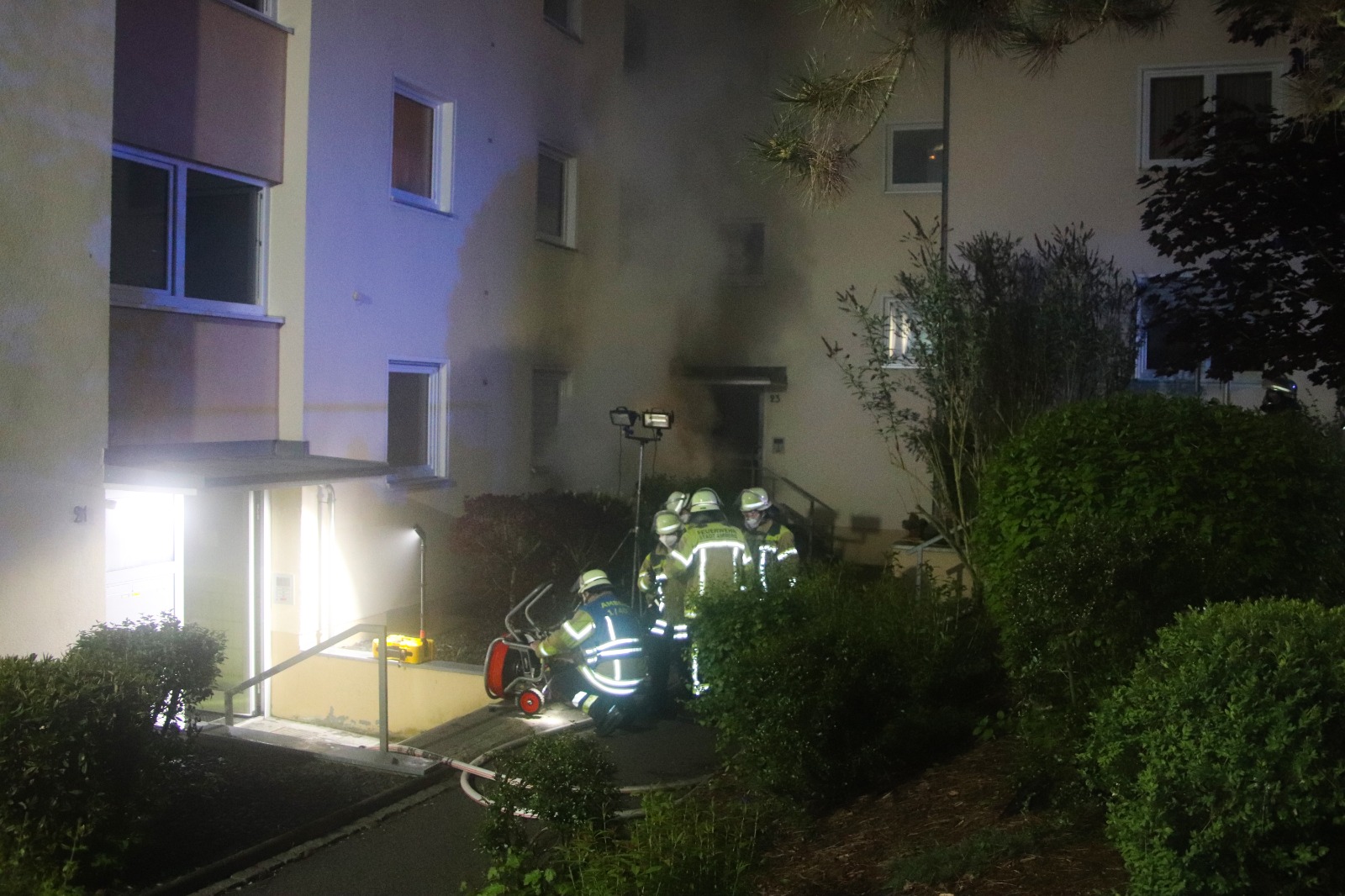 Kellerbrand in Amberger Mehrfamilienhaus – Vier leicht verletzte Personen