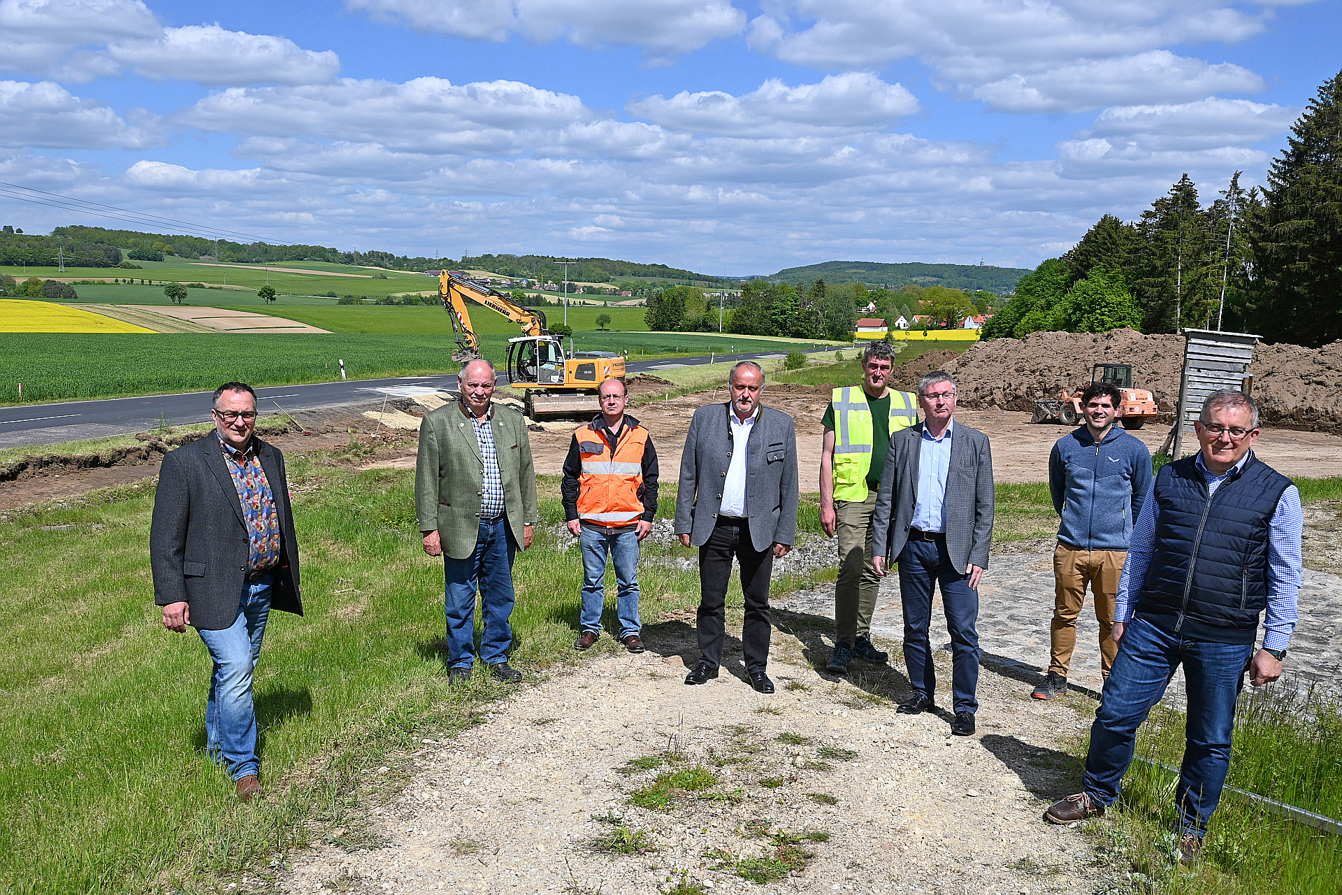 Ortstermin auf der Baustelle der AM 1 zwischen Speckmannshof und Fuchsstein (von links): Hubert Englhard (Firma Englhard Bau), Karl Englhard (Firma Englhard Bau), Josef Schaller (Firma Englhard Bau), 1. Bürgermeister Anton Peter (Gemeinde Ammerthal), Hermann Zeitler (Firma Englhard Bau), 3. Bürgermeister Franz Badura (Stadt Amberg), Markus Herrmann (Tiefbauamt Stadt Amberg), Norbert Füger (Leiter Tiefbauamt Stadt Amberg). Foto © Thomas Graml, Stadt Amberg