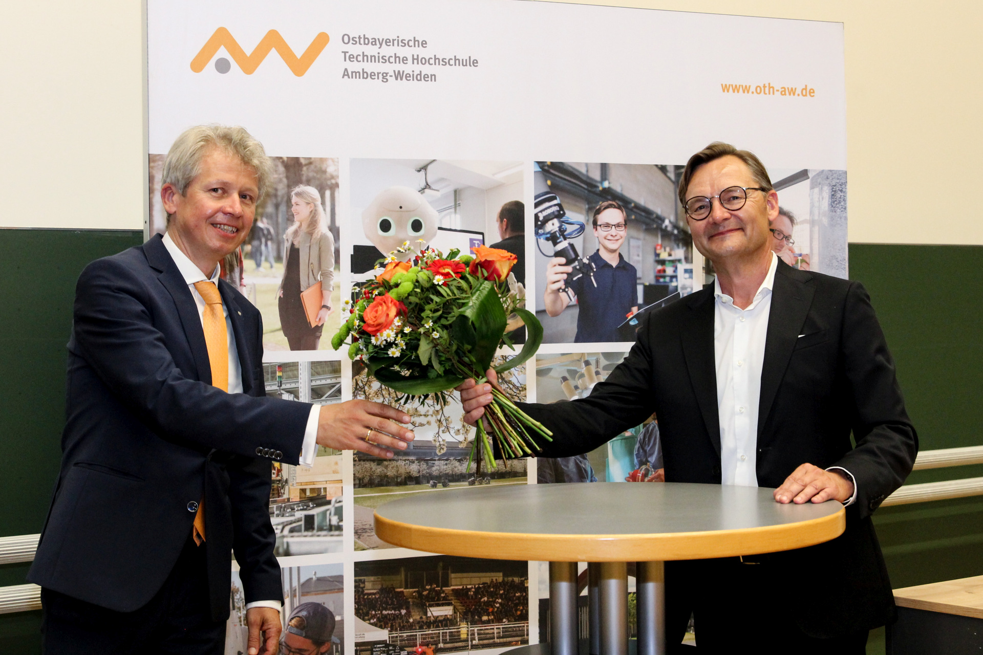 Hochschulratsvorsitzender Reimund Gotzel (rechts) gratuliert Prof. Dr. Clemens Bulitta zum Amt des Präsidenten. Foto: Wiesel/OTH Amberg-Weiden