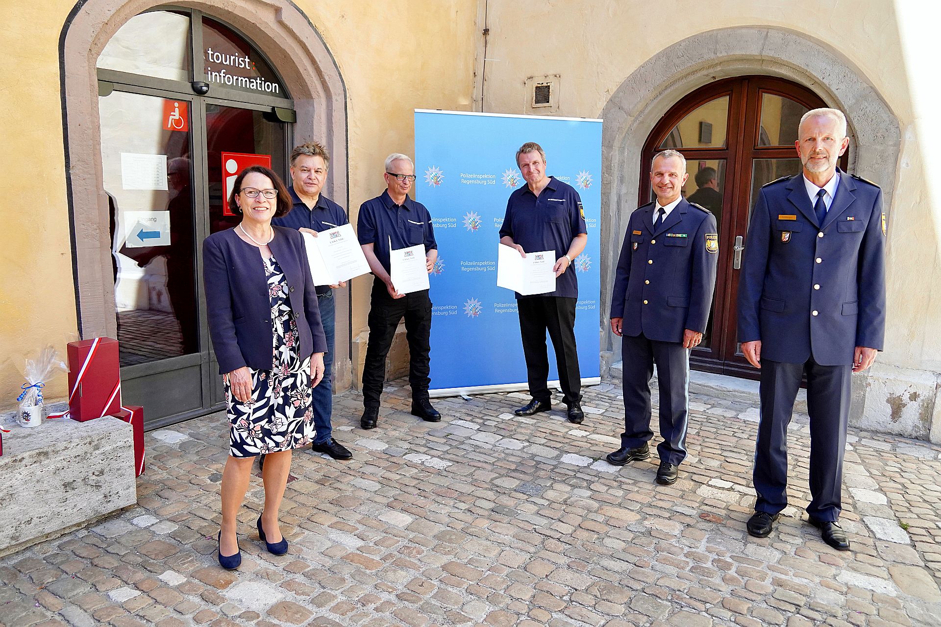 Ehrung der Gründungsmitglieder der Sicherheitswacht Regensburg Von links nach rechts: Oberbürgermeisterin Gertrud Maltz-Schwarfischer, Bernhard Aumann, Bernhard Falk, Dr. Arthur Bechert, Leitender Polizeidirektor Gerhard Roider, Polizeivizepräsident Thomas Schöniger Foto: Polizeipräsidium Oberpfalz