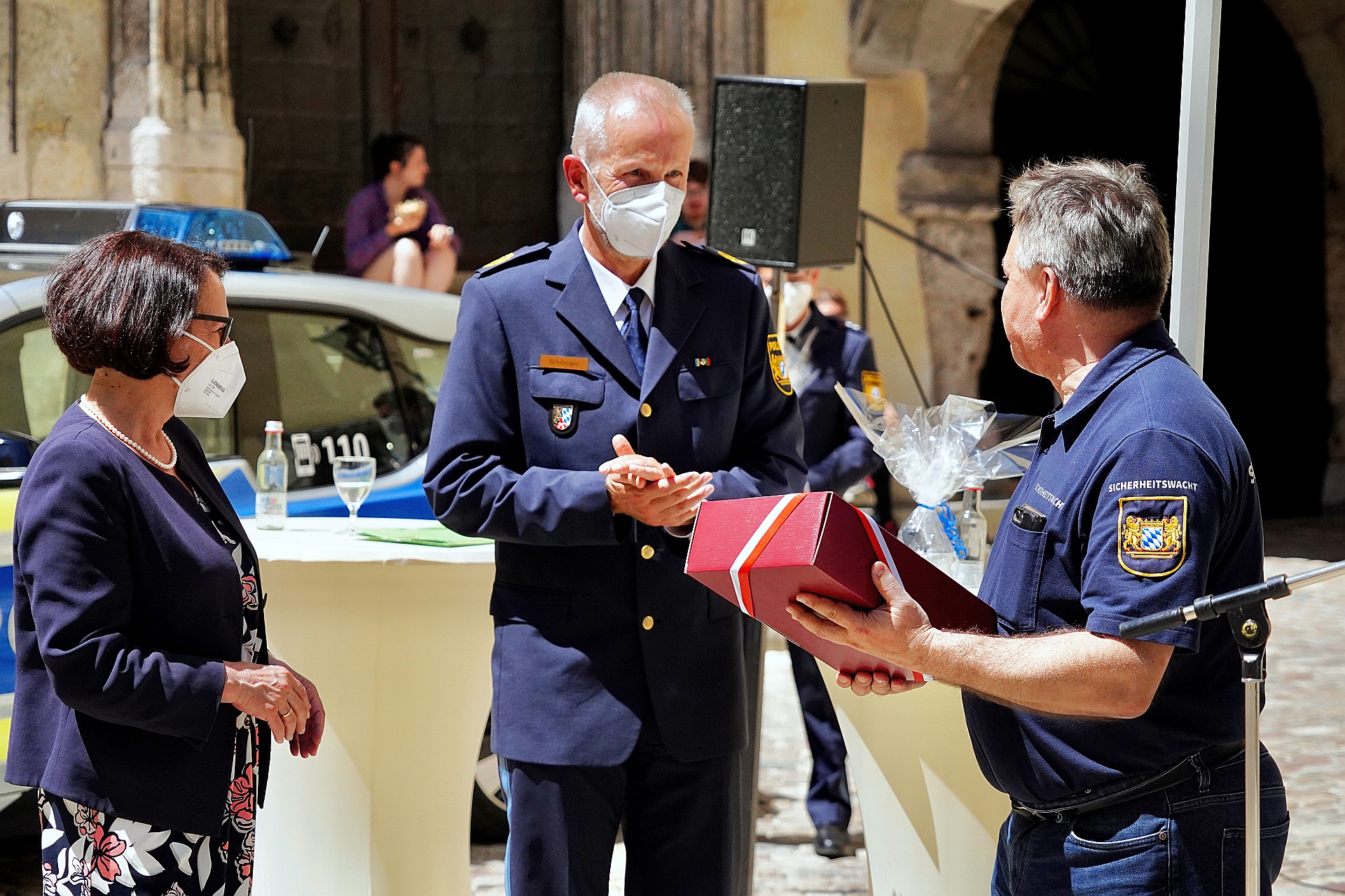 Ehrung des Gründungsmitglieds der Sicherheitswacht Regensburg Herrn Bernhard Aumann  Von links nach rechts: Oberbürgermeisterin Gertrud Maltz-Schwarzfischer, Polizeivizepräsident Thomas Schöniger, Bernhard Aumann Foto: Polizipräsidium Oberpfalz