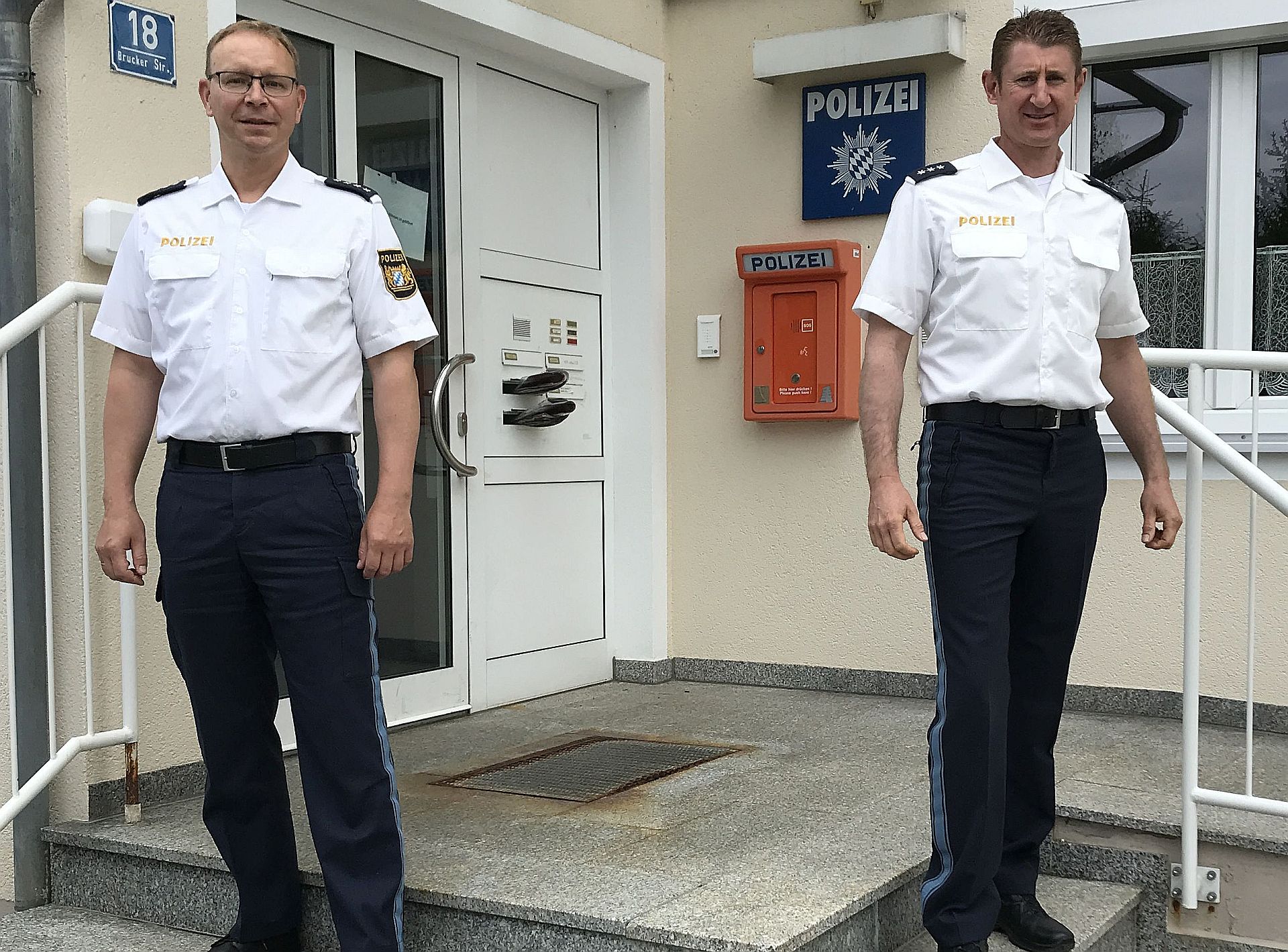 Bild: links PHK Rainer Hirschmann, rechts PHK Christian Allgeier Bildrechte: Polizeiinspektion Burglengenfeld