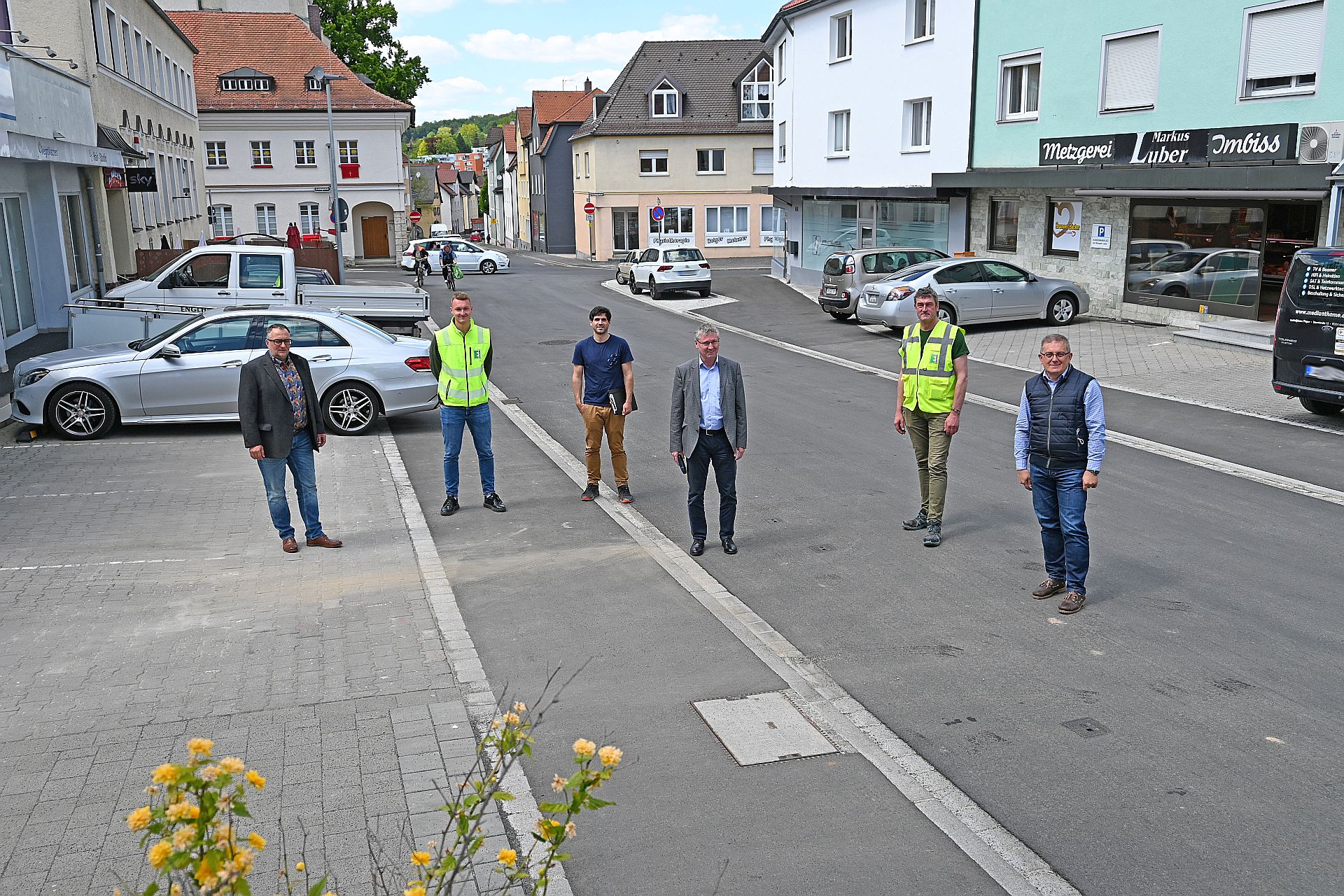 Ortstermin in der sanierten Bäumlstraße (von links): Hubert Englhard (Firma Englhard Bau), Michael Weizer (Firma Englhard Bau), Markus Herrmann (Tiefbauamt Stadt Amberg), 3. Bürgermeister Franz Badura, Hermann Zeitler (Firma Englhard Bau), Norbert Füger (Leiter Tiefbauamt Stadt Amberg). Foto © Thomas Graml, Stadt Amberg