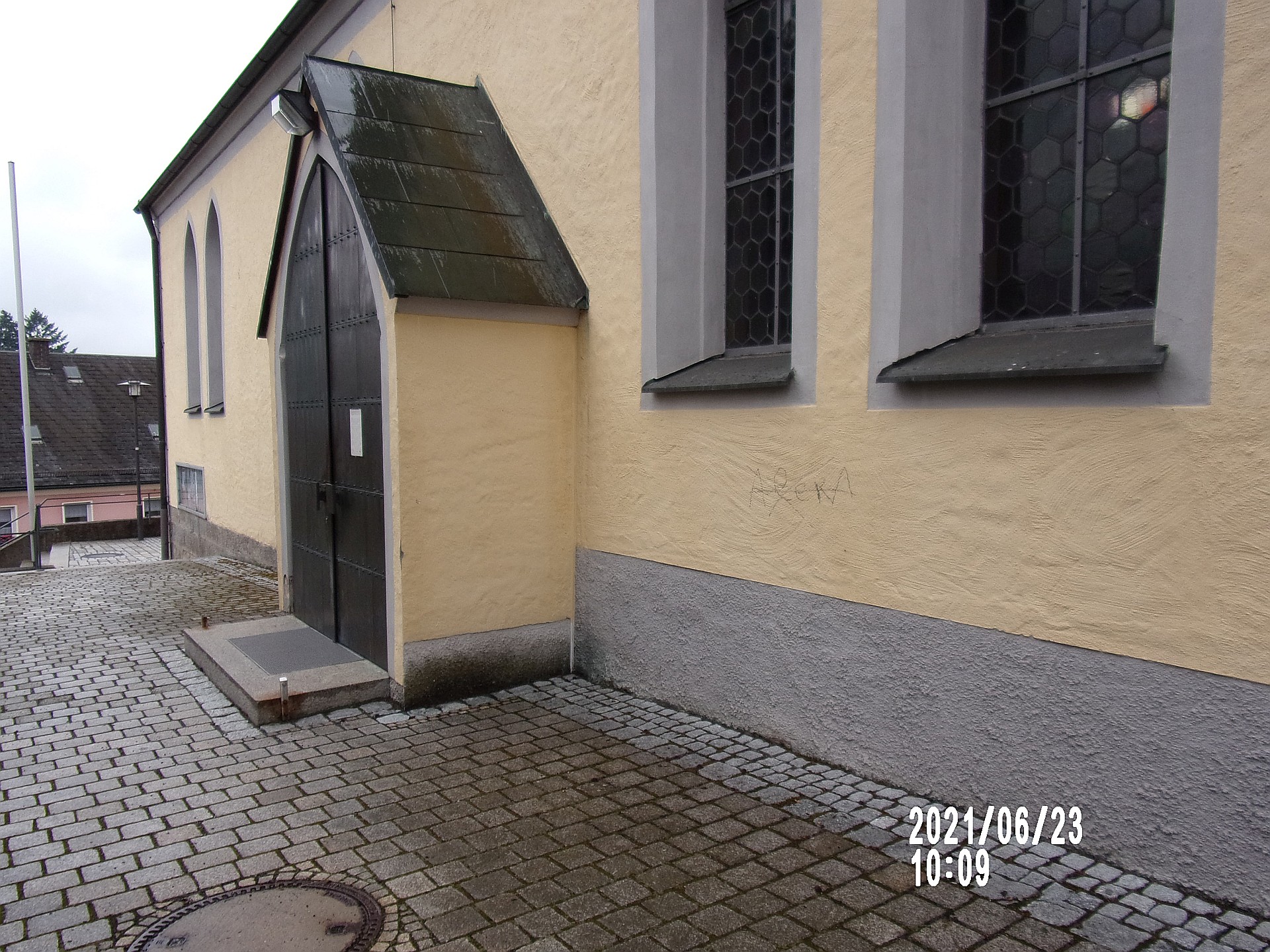 Außenmauer einer Kirche in Windischeschenbach beschmiert