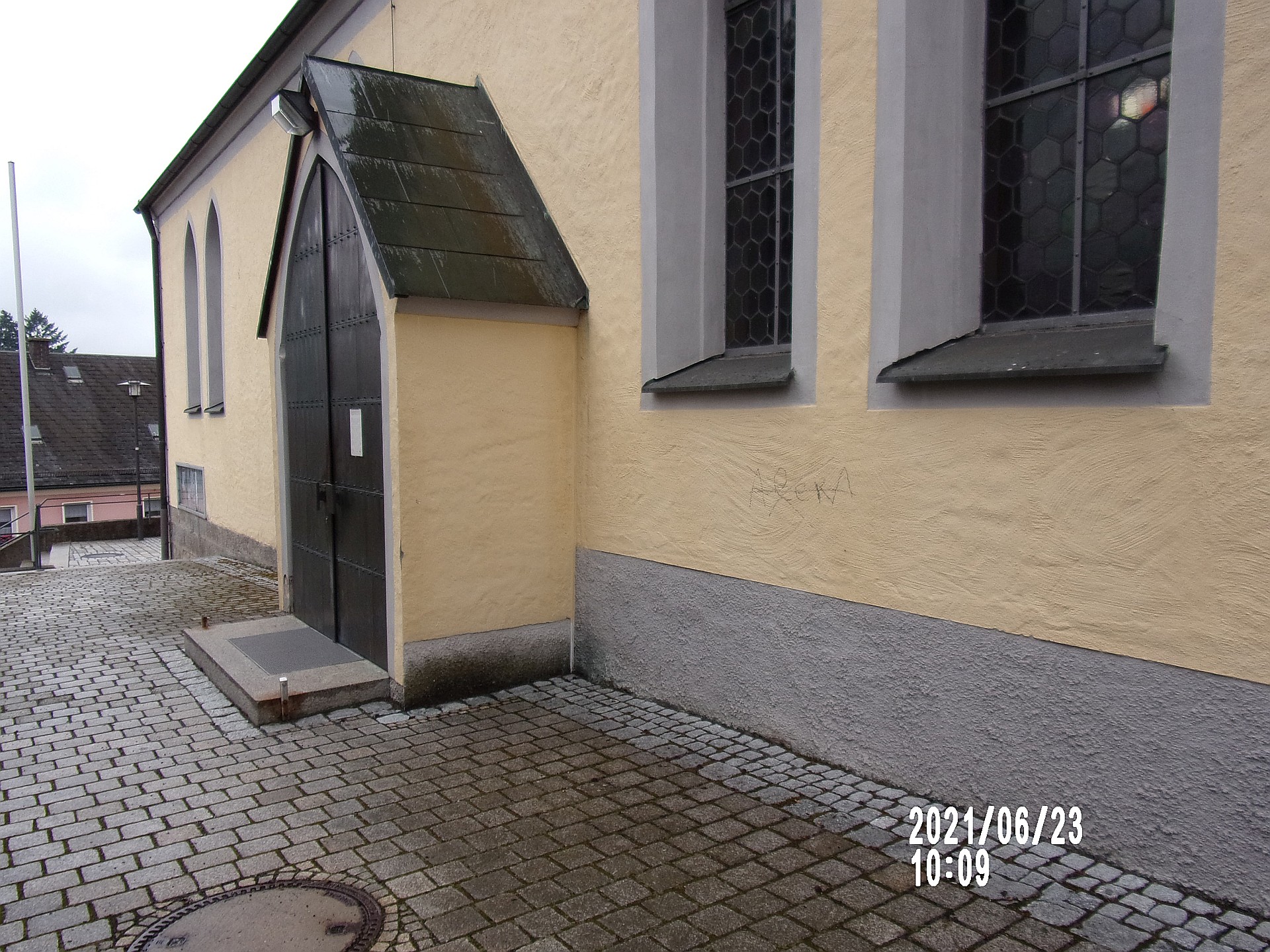 Die beschmierte Fassade der Kirche  Foto: Polizei NEW