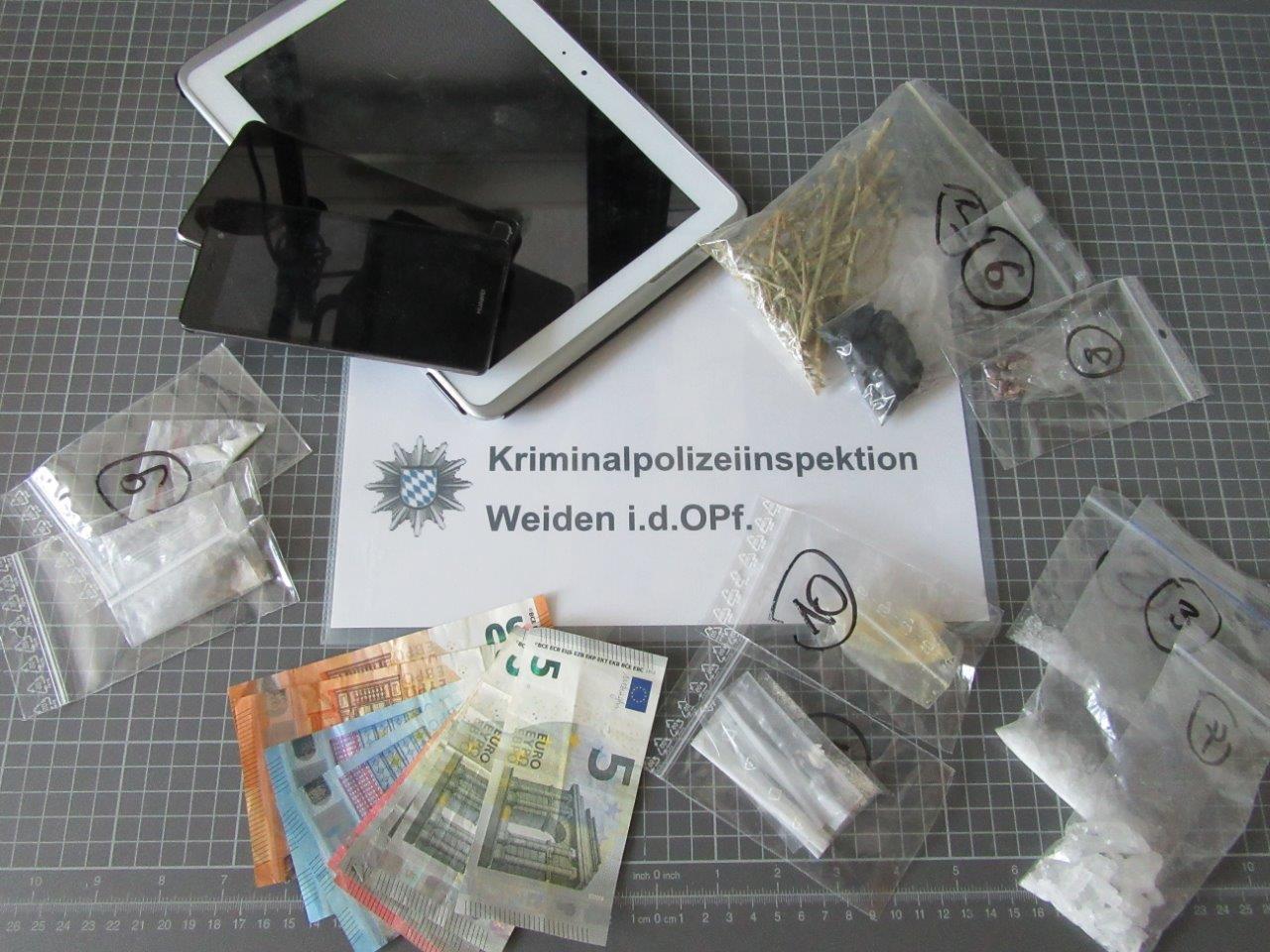 Bildunterschrift: Teil der sichergestellten Beweismittel Foto: Kriminalpolizeiinspektion Weiden