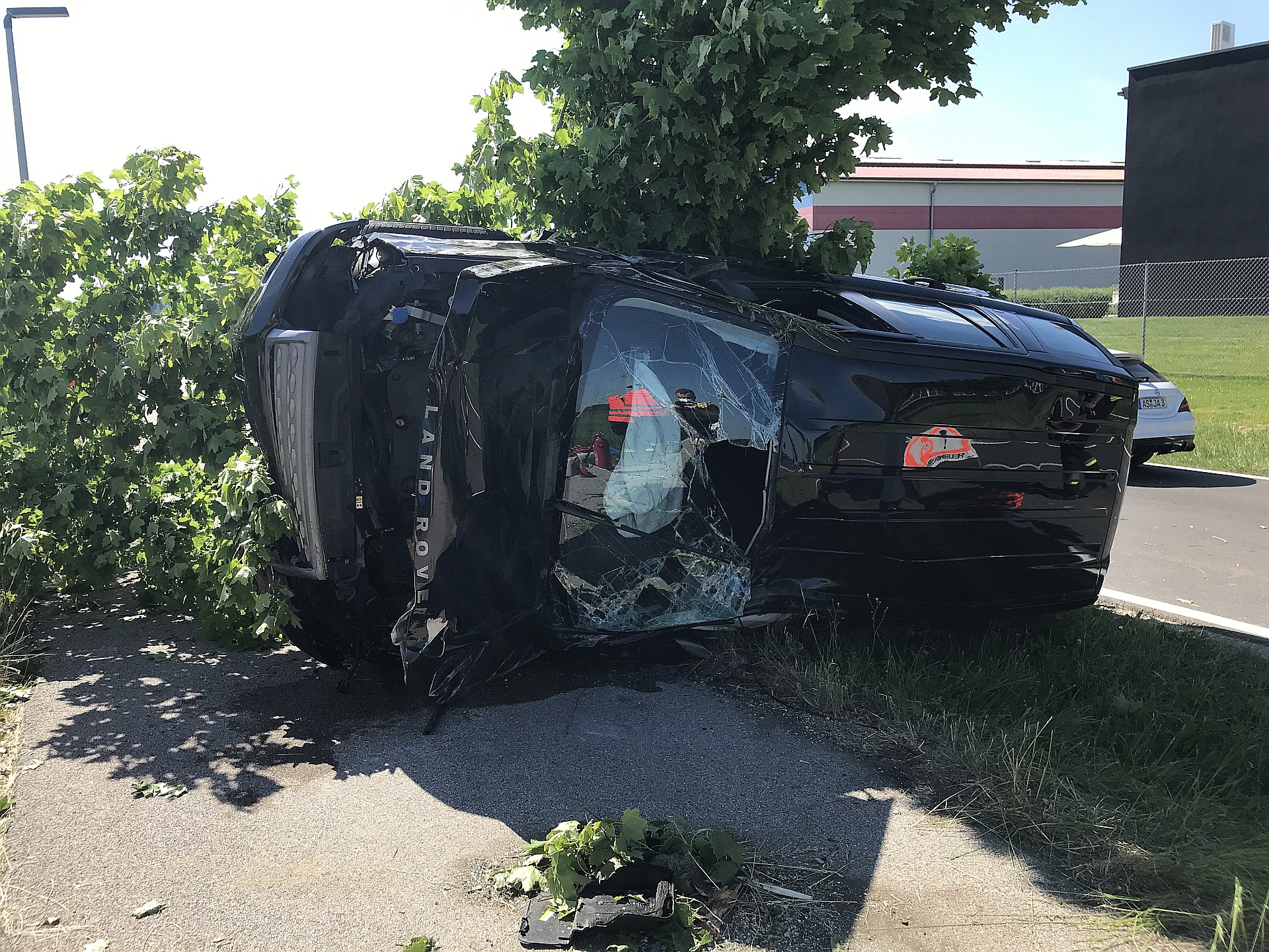 SUV fährt in Ursensollen gegen Baum