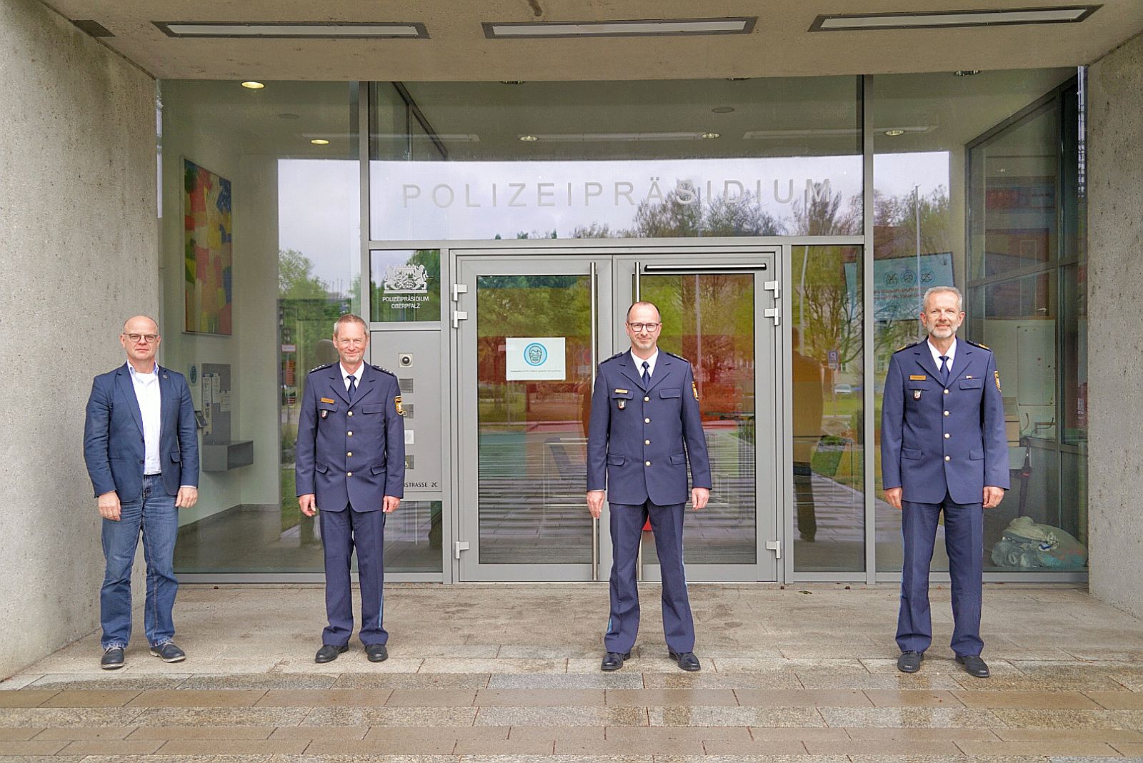 von links Personalratsvorsitzender des PP Oberpfalz, Herr Gerhard Knorr, Leiter der Polizeiinspektion Kemnath Bernhard Gleißner, Herrn Polizeihauptkommissar Harald Fuchs und Herrn Polizeivizepräsident Thomas Schöniger