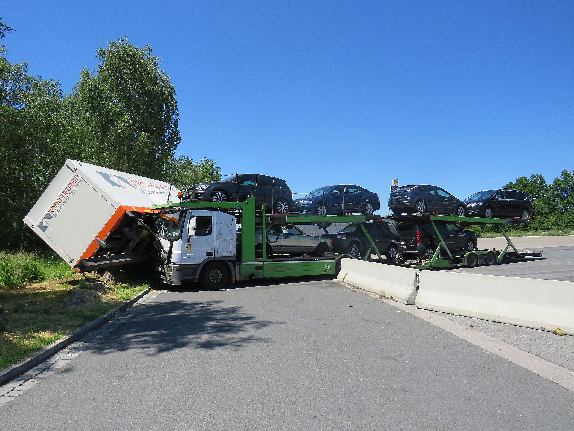 Der führerlose Autotransporter krachte gegen den abgestellten Anhänger Foto: Polizei Neumarkt