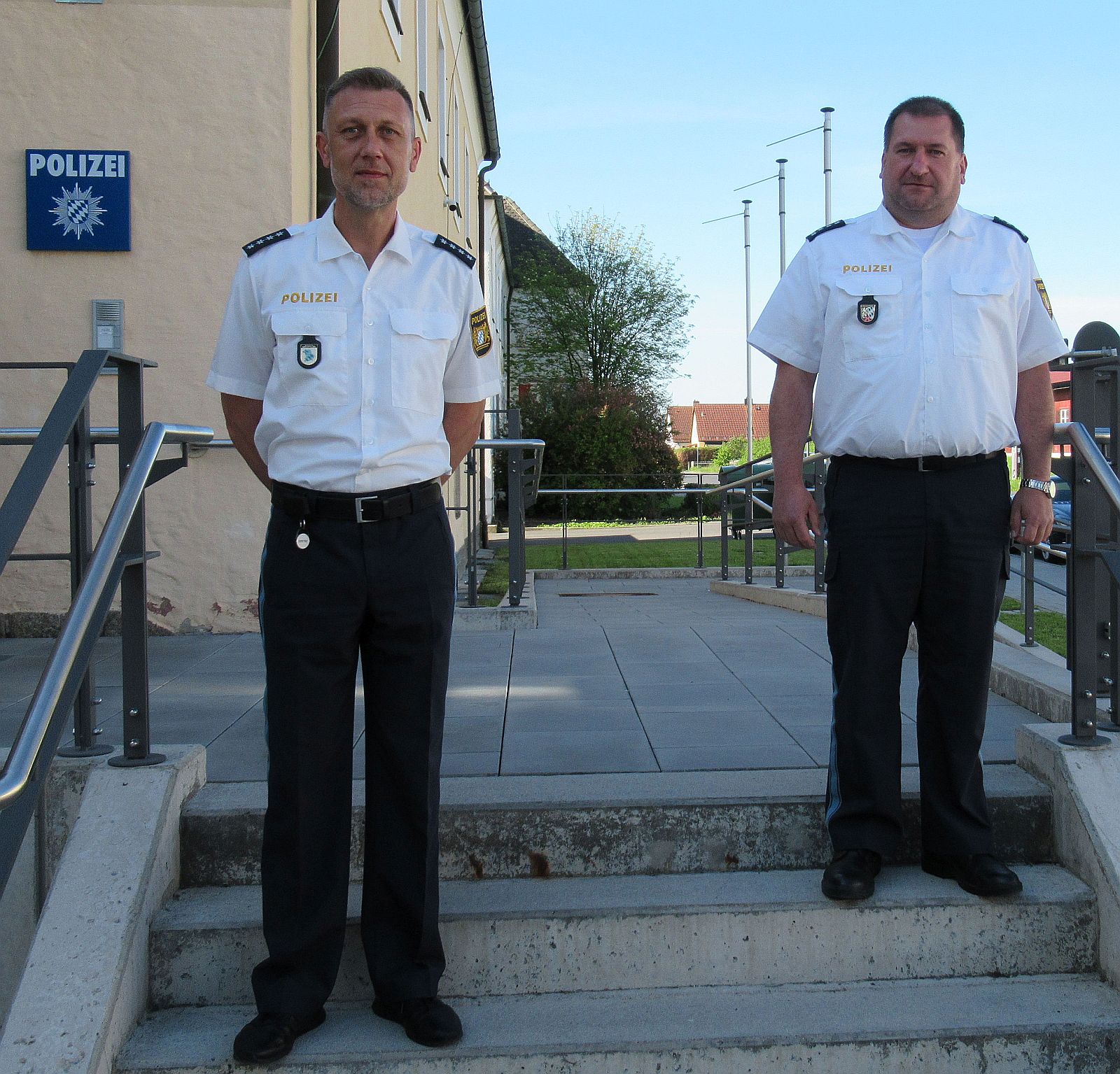 links: PHK Klaus Dockter; rechts: Dienststellenleiter EPHK Roland Heldwein Foto: Polizeiinspektion Waldsassen