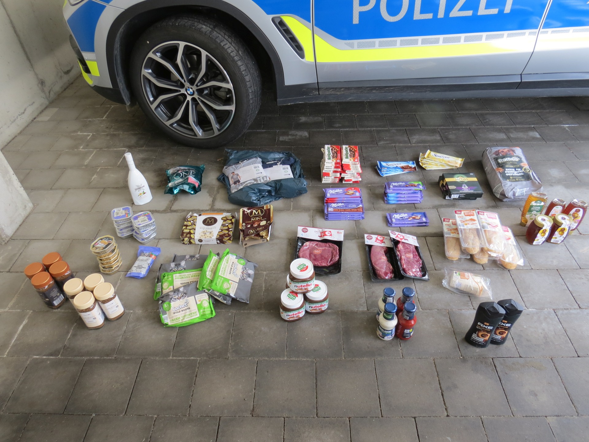 Das Bild zeigt nur einen Bruchteil der sichergestellten Waren Foto: Polizei