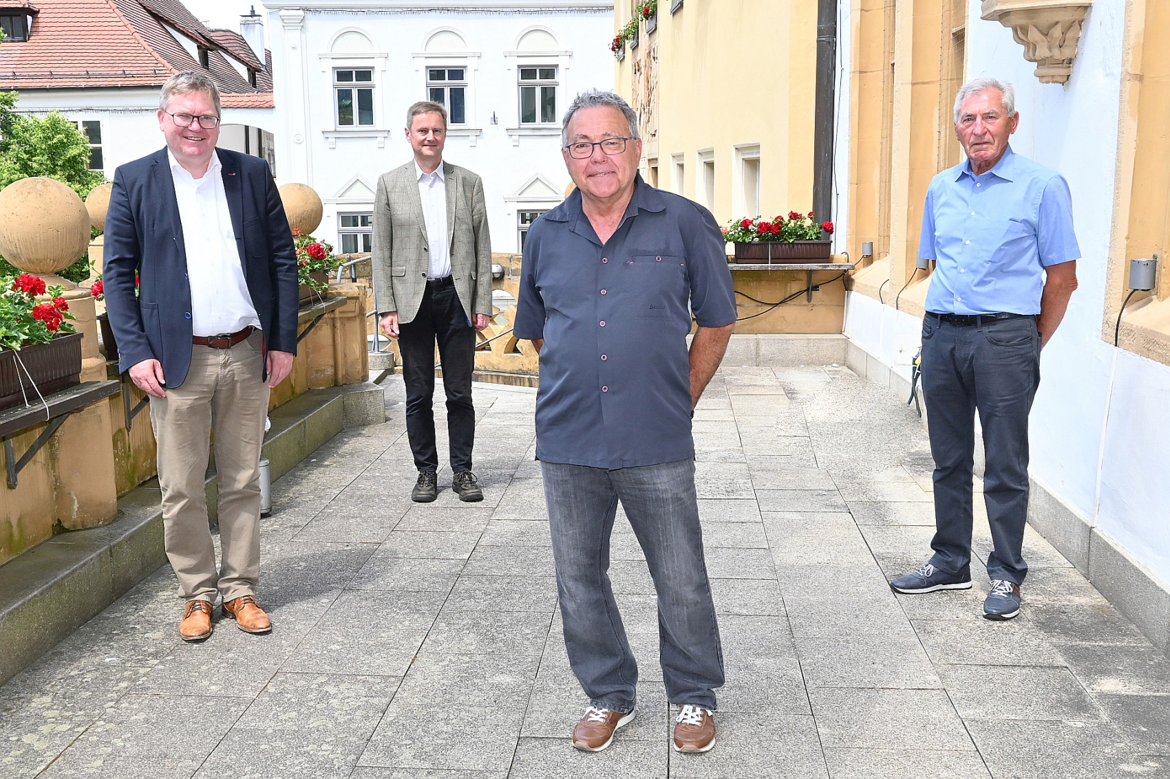 Bildbeschreibung (von links): Oberbürgermeister Michael Cerny, Referent für für Recht, Umwelt und Personal Dr. Bernhard Mitko, Ernst Kätzlmeier, Obmann der Feldgeschworenen Erwin Graml. Foto © Thomas Graml, Stadt Amberg