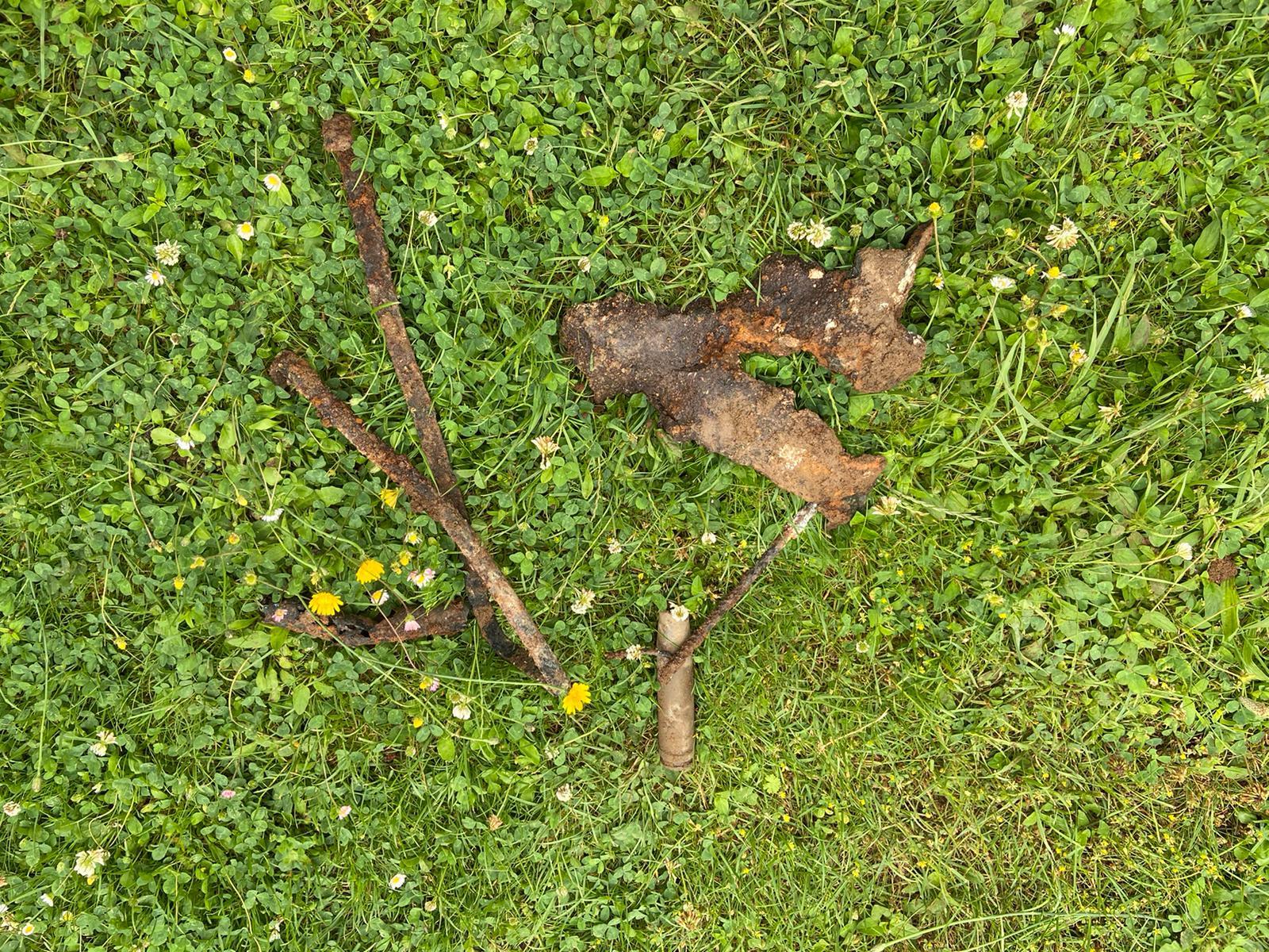 Ausgegrabene Granatensplitter und Patronenhülsen Foto: Roland Strehl