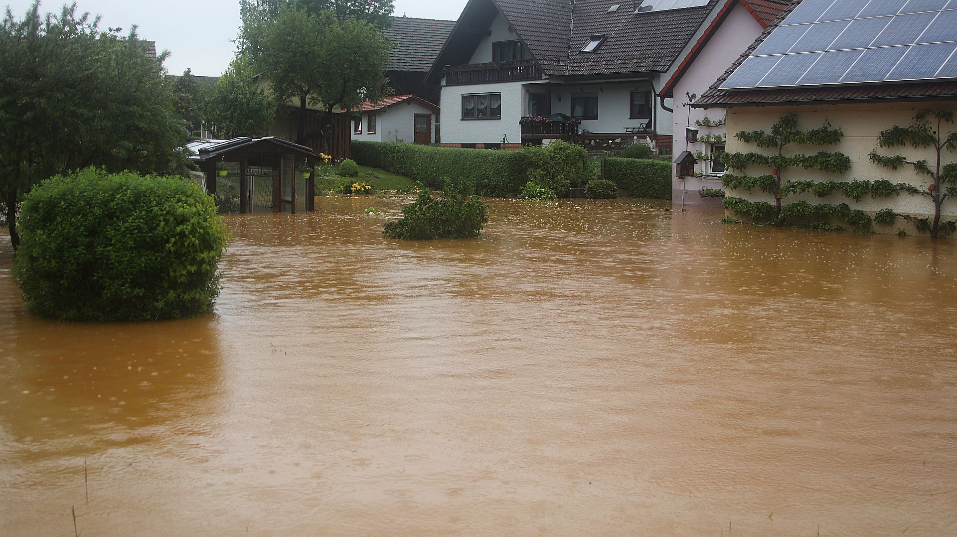 Starkregen führt zu mehreren überschwemmten Straßen und Verkehrsunfällen