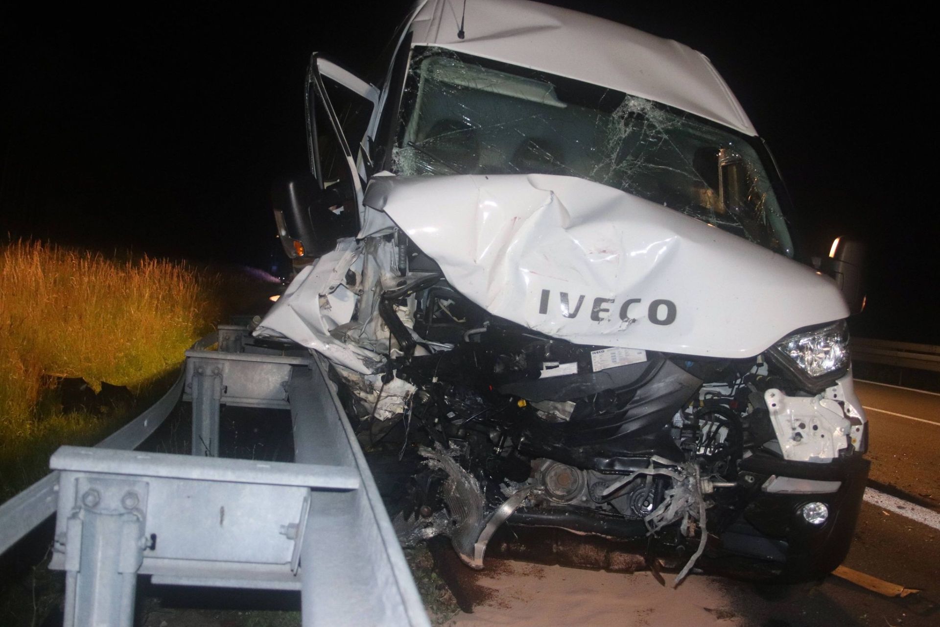 Der Fahrer konnte sich selbst aus dem Wrack befreien und wurde ins Klinikum Amberg eingeliefert Foto: © Pressedienst Wagner