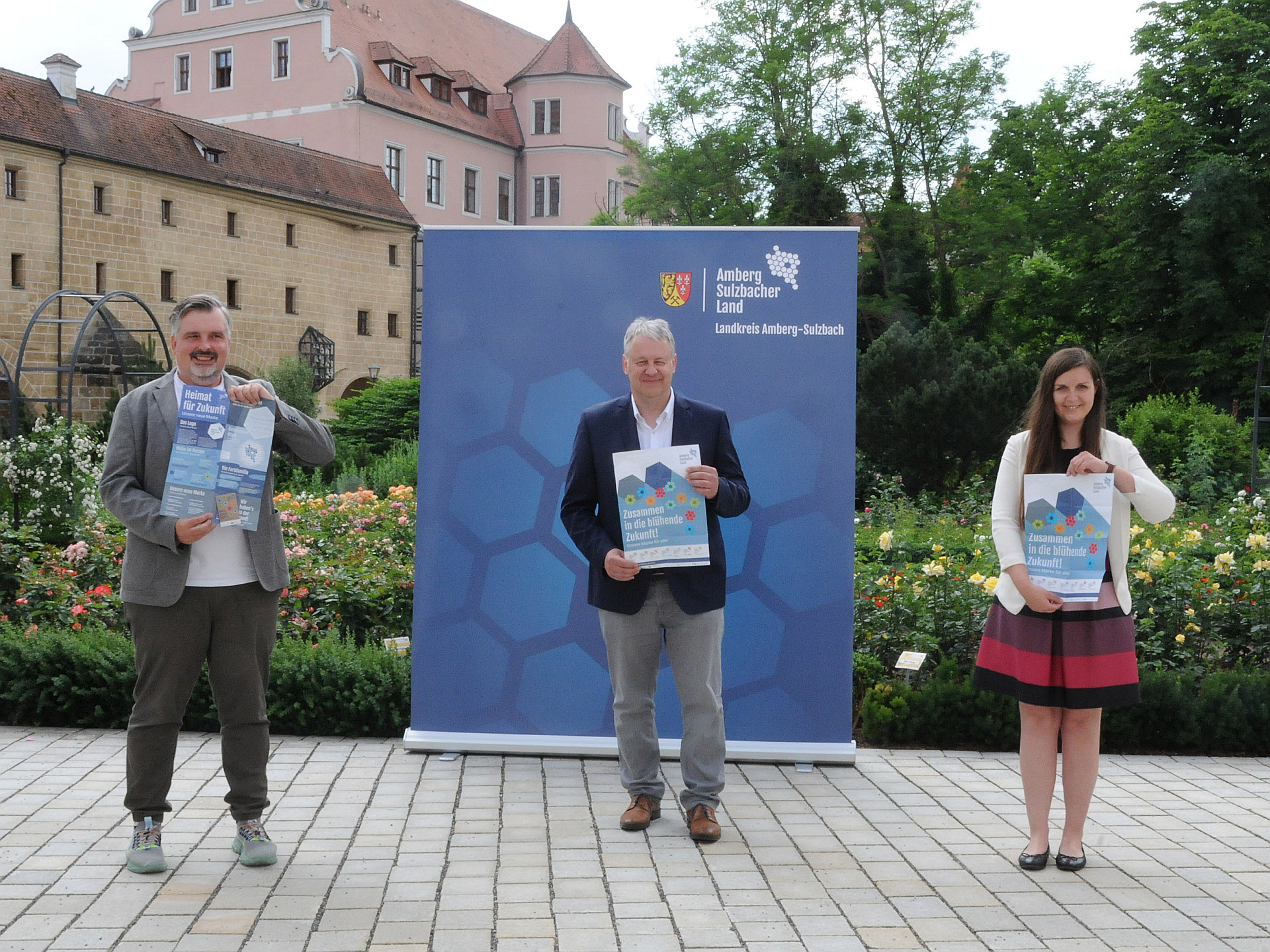 Marco Kleindienst von Darwin Communication, Landrat Richard Reisinger und Regionalmanagerin Katharina Schenk (v.li.) präsentierten die neue Marke und das Brandposter, das in der kommenden Woche an alle Haushalte im Landkreis Amberg-Sulzbach verschickt wird Foto: Christine Hollederer