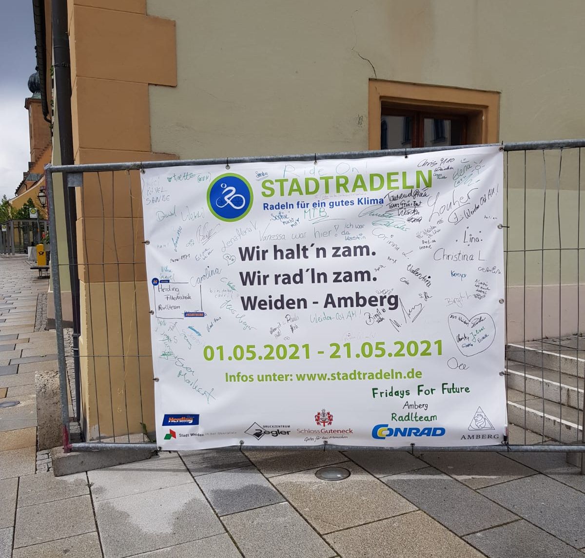 Das "Stadtradeln"-Banner aus Hirschau soll für einen guten Zweck versteigert werden Quelle: Stadt Amberg