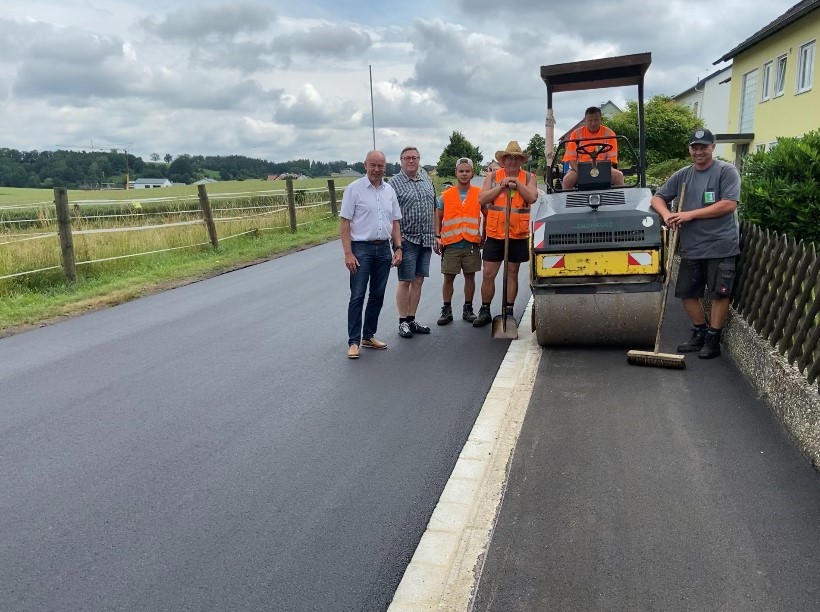 Die Bauarbeiten in der Siedlerstraße sind erledigt  Bürgermeister Roland Strehl, Bautechniker Michael Pollok (1.u.2.v.li.)  und Mitarbeiter der Baufirma Englhard Foto: Hans Oberndorfer