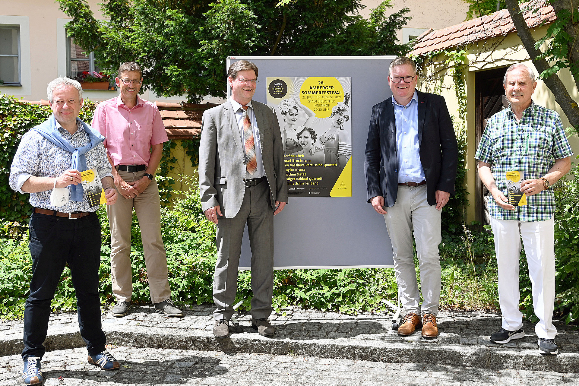 Ein interessantes Sommerfestivalprogramm präsentierten (v.l.n.r.) Kulturreferent Dr. Fabian Kern, Kulturamtsleiter Reiner Volkert, Stadtbau-Direktor Maximilian Hahn, Oberbürgermeister Michael Cerny und der Vorsitzende der Freunde des Stadttheaters Norbert Fischer. Foto: Susanne Schwab, Stadt Amberg