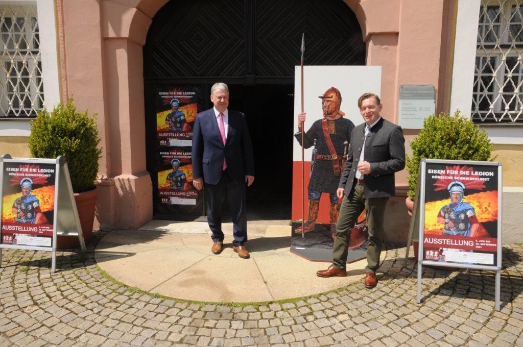 Es kehrt Leben zurück ins Kultur-Schloss Theuern. Landrat Richard Reisinger und Museumsleiter Dr. Martin Schreiner eröffneten die Sonderausstellung „Eisen für die Legion – Römische Schmiedekunst“. Fotos: Christine Hollederer