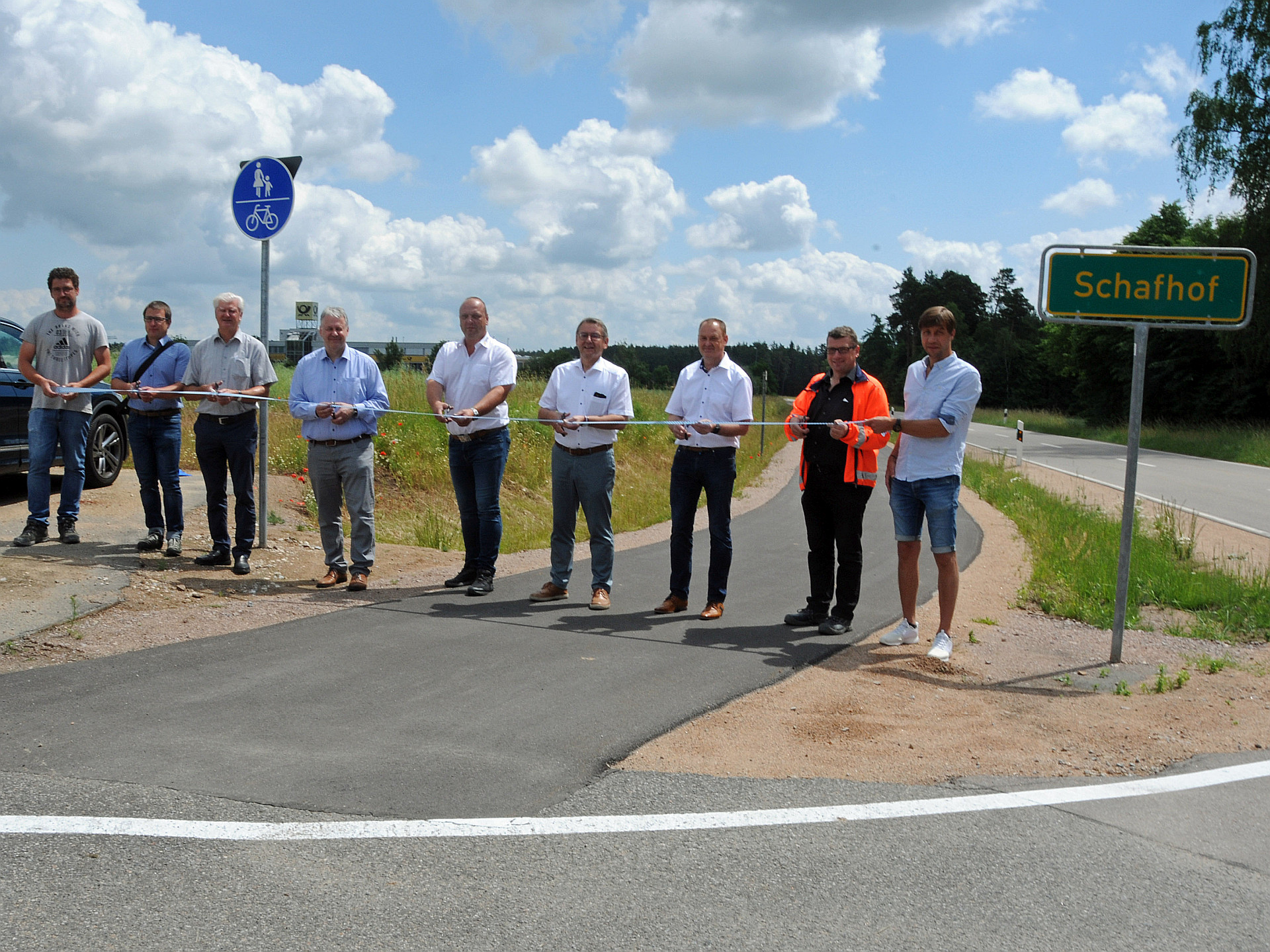 Verkehrsfreigabe des Radwegs zwischen Ebermannsdorf und Schafhof u.a. mit Vertretern der beteiligten Firmen und Behörden, der Gemeinde Ebermannsdorf und des Landkreises Amberg-Sulzbach, darunter  Landrat Richard Reisinger (4.v.li.), Ex-Bürgermeister Josef Gilch und sein Nachfolger Erich Meidinger sowie Stefan Noll vom Staatlichen Bauamt Amberg-Sulzbach (6.-8.v.li.). Schon vor der offiziellen Inbetriebnahme war der Radweg in den vergangenen Wochen stark frequentiert. Foto: Christine Hollederer